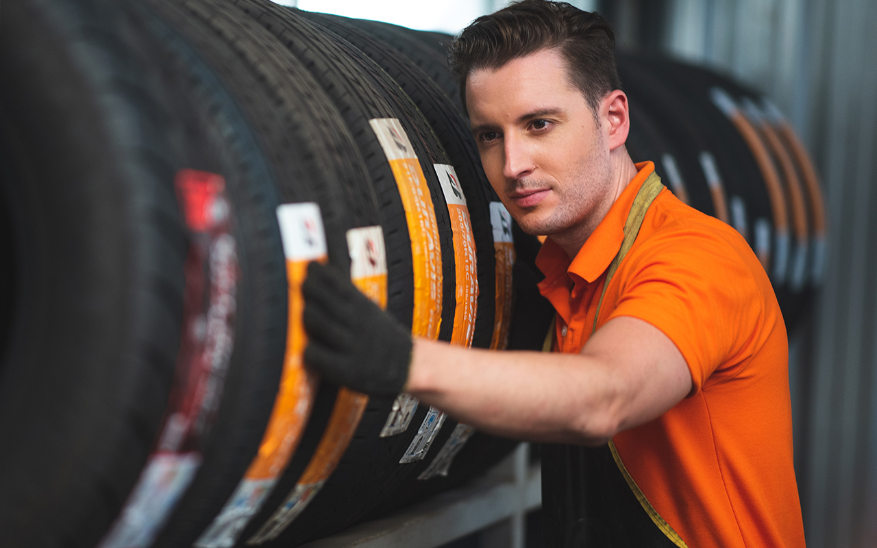 un expert entrain de choisir vos nouveaux pneus