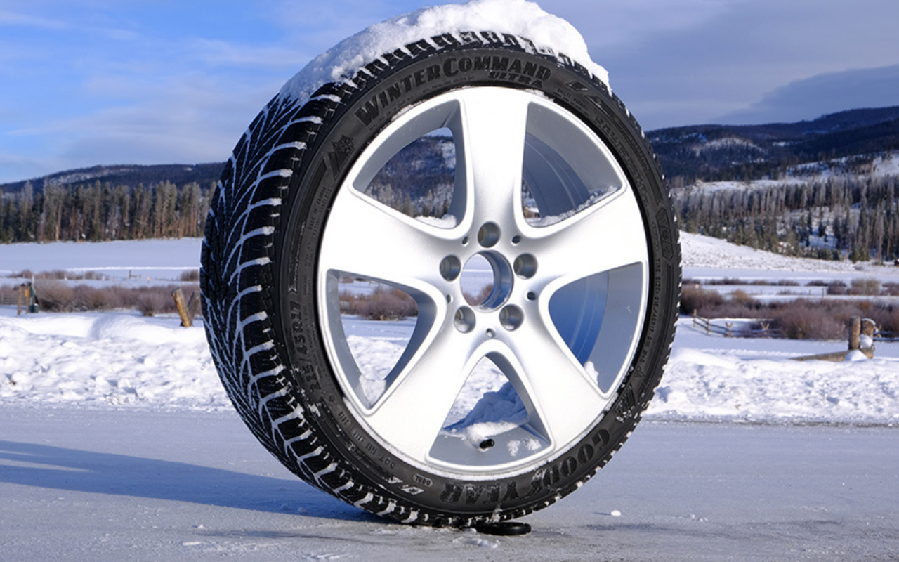 Vue du pneu Goodyear WinterCommand Ultra sur route enneigé